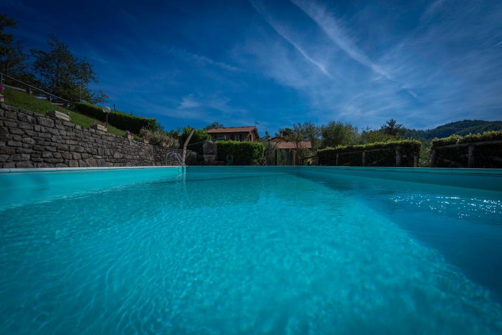 Pian degli OntaniLa Vecchia Fornace - Abetone, authentic farmhouse with private pool的一座大蓝色游泳池,位于房子前