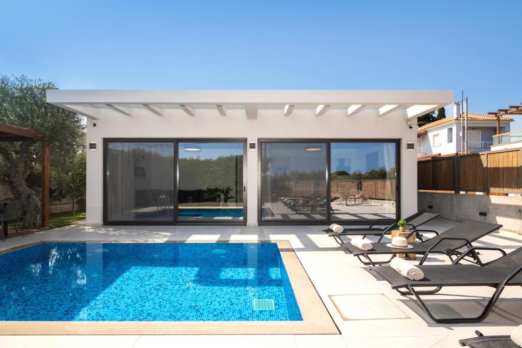 查加基恩Oresteia Exclusive Villa, a Sublime Retreat, By ThinkVilla的景观别墅内的游泳池