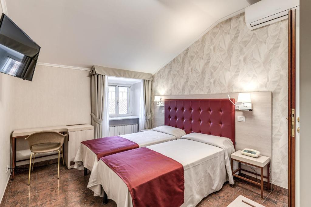 罗马米洛酒店的一间酒店客房,配有一张床和一台电视