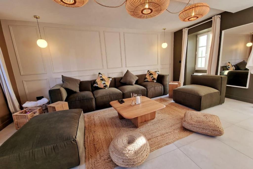 Les Jardins de Rosie的带沙发和咖啡桌的客厅