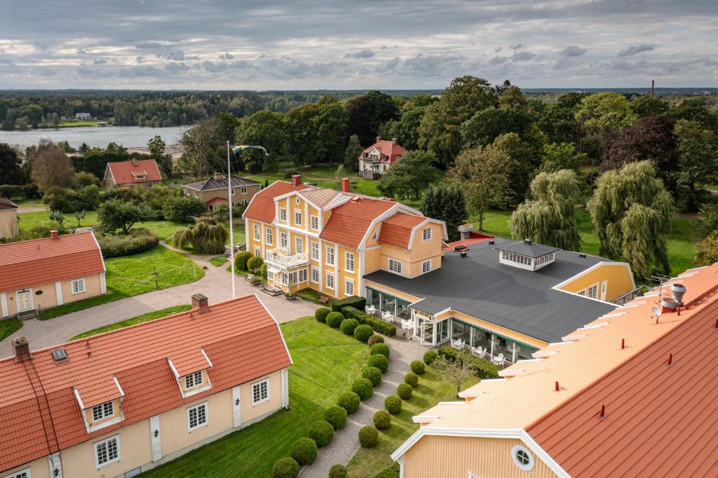 瓦根罗纳姆海加尔德酒店的享有带橙色屋顶的大房子的空中景致