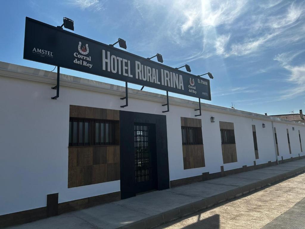 巴达霍斯Hotel Rural Irina的一座建筑,上面有标志,上面写着酒店皇室的东海