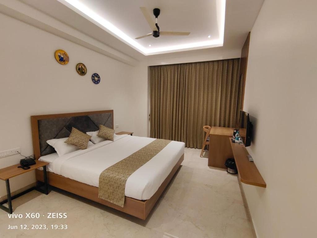 ChittoorRAJA MAHAL的一间卧室配有一张大床和一张桌子