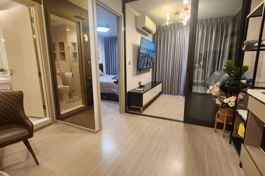 曼谷1 BR plus@42th FL /2-3 min walk to BTS MRT Ladprao的带镜子的房间和一间带卧室的房间