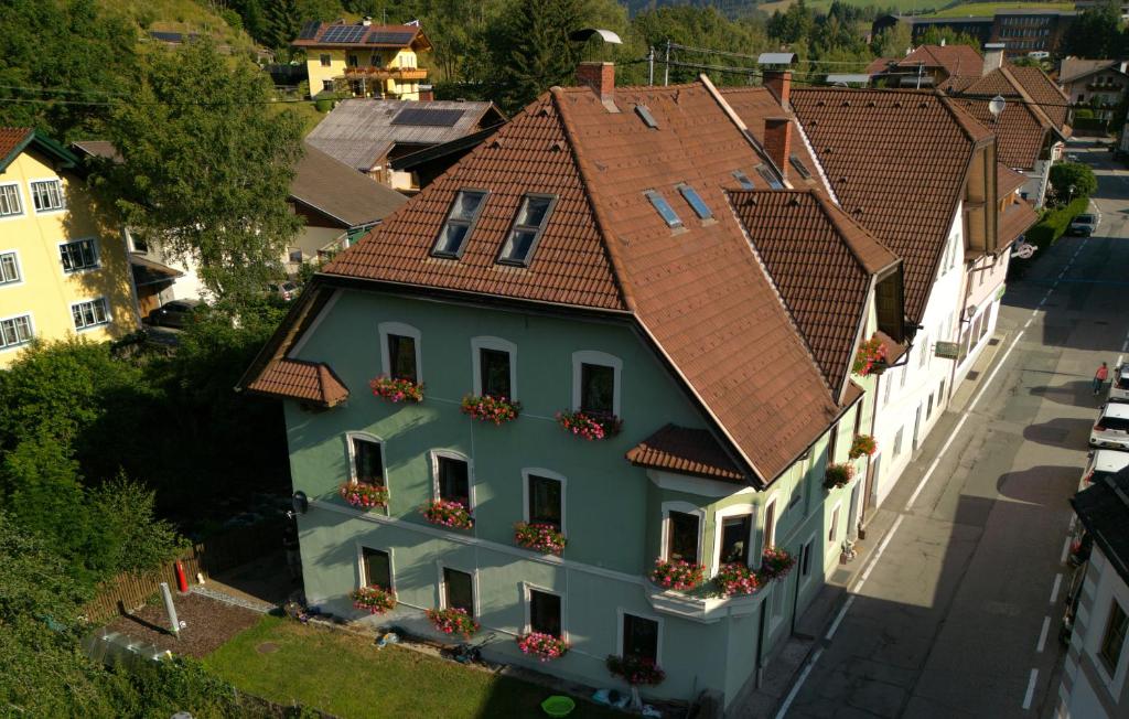 伦韦格Aparthaus-Kiebitz的一座建筑,上面有红色的屋顶和花盒