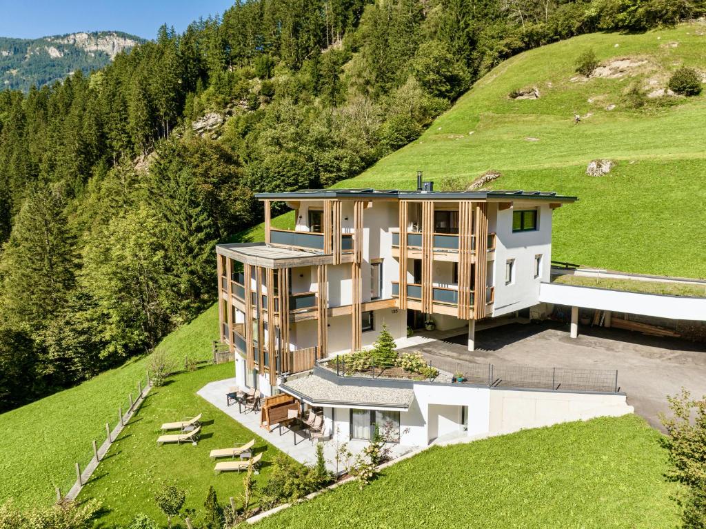 迈尔霍芬Natur Zeit - Alpine Garden Apartments的山丘上房屋的空中景致