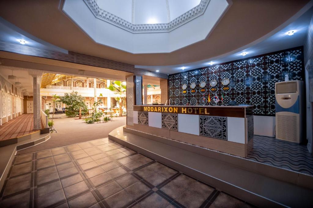 布哈拉Reikartz Modarixon Bukhara的酒店大堂设有阅读酒店标志