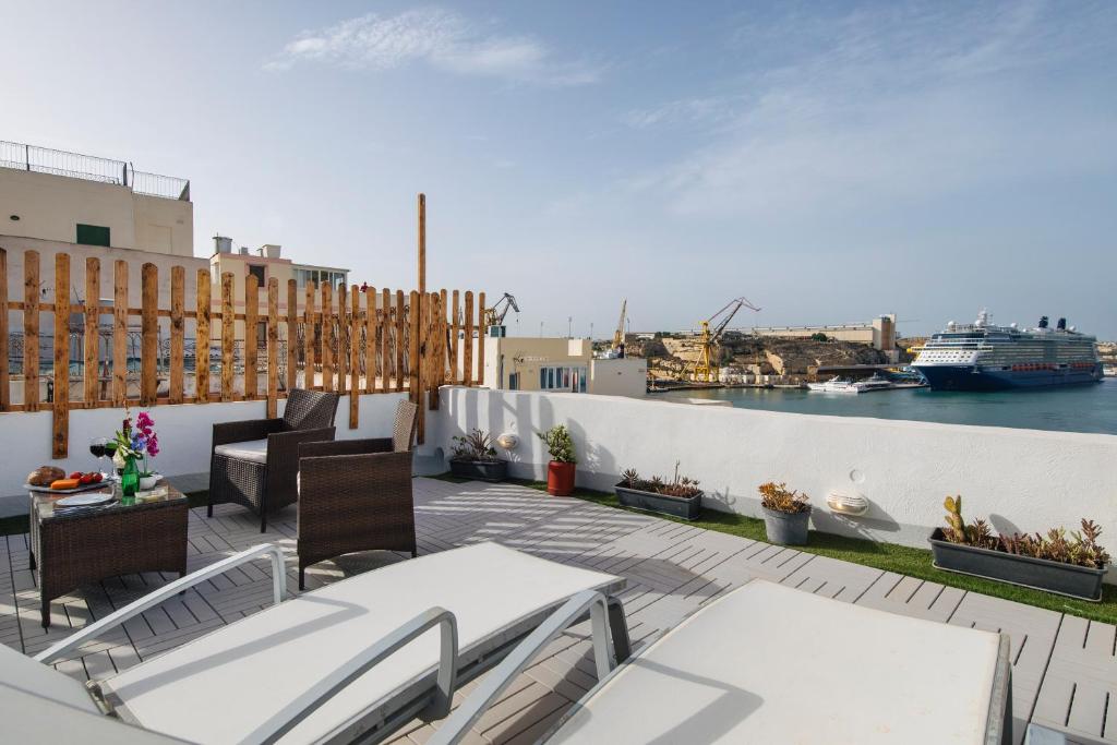 森格莱阿Traditional Maltese Townhouse - Close to Sea的享有水景和游船景致的阳台