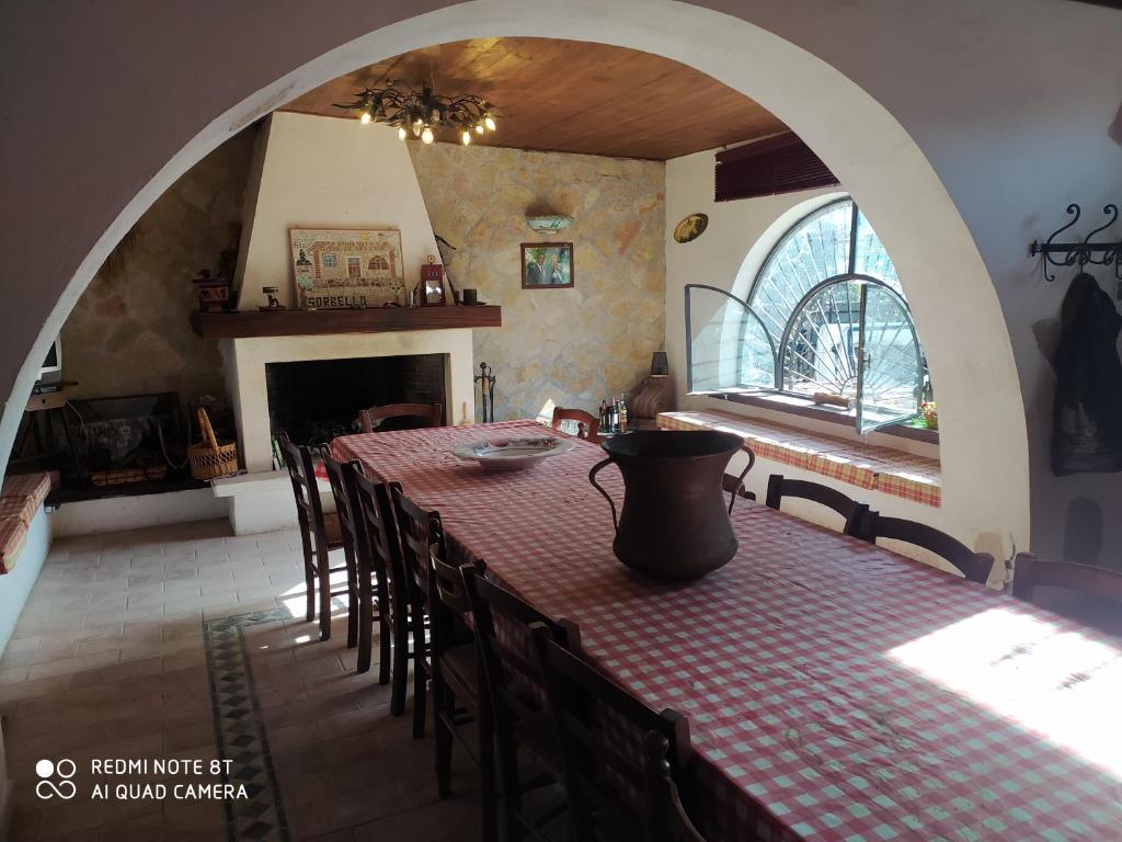 阿韦扎诺casale fucino monolocale的一间带桌椅和壁炉的用餐室