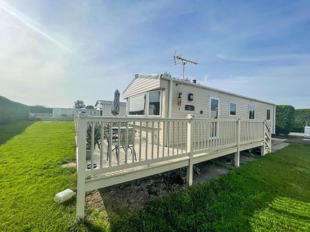 斯凯格内斯Caravan With Decking At Southview Holiday Park In Skegness Ref 33005s的移动房屋设有门廊和围栏