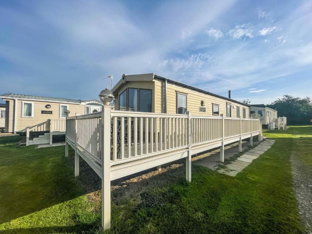 亨斯坦顿Caravan With Decking Within Walking Distance To Hunstanton Beach Ref 23054s的一座带木甲板和围栏的房子