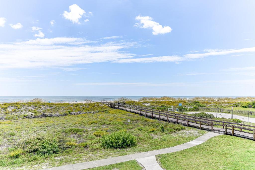圣奥古斯丁Island South 7的通往海滩的步道,以大海为背景