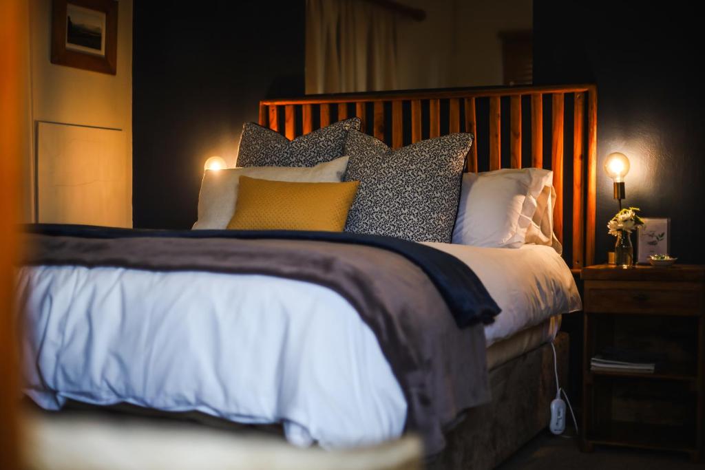科克斯塔德Fraaiuitsig的一间卧室配有一张大床,提供许多枕头