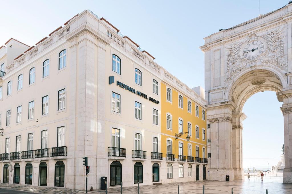 里斯本Pestana Rua Augusta Lisboa的一座拱门建筑和一座钟表建筑