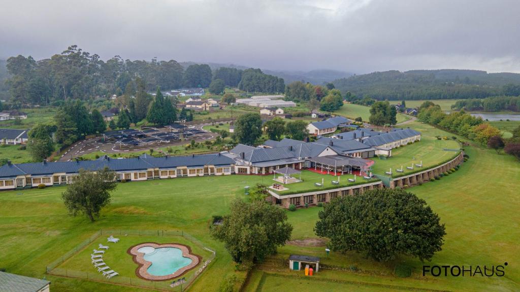 NyangaTroutbeck Resort的享有度假村的空中景致,设有一座大型建筑