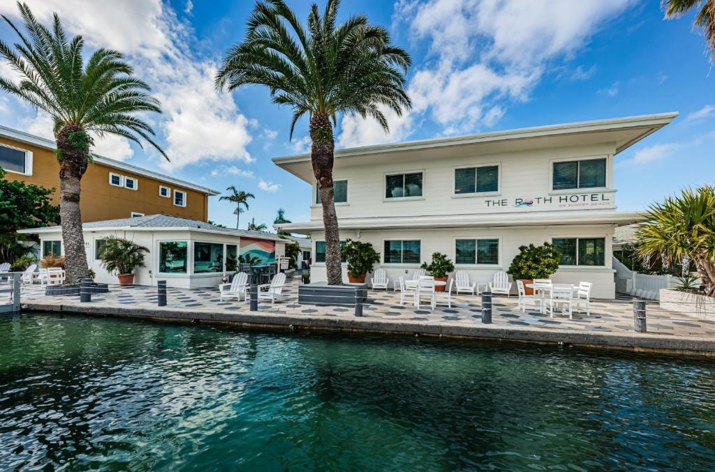 圣徒皮特海滩The Roth Hotel, Treasure Island, Florida的棕榈树环绕着水体的酒店