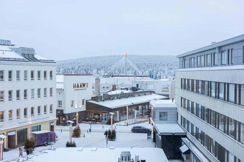 罗瓦涅米Lapinmaa Apartments的一条有雪盖建筑的城市街道