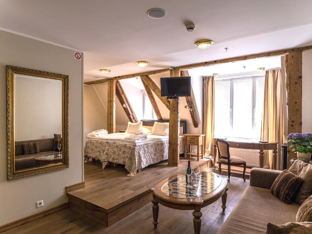 塔林CRU酒店的一间带床和镜子的客厅