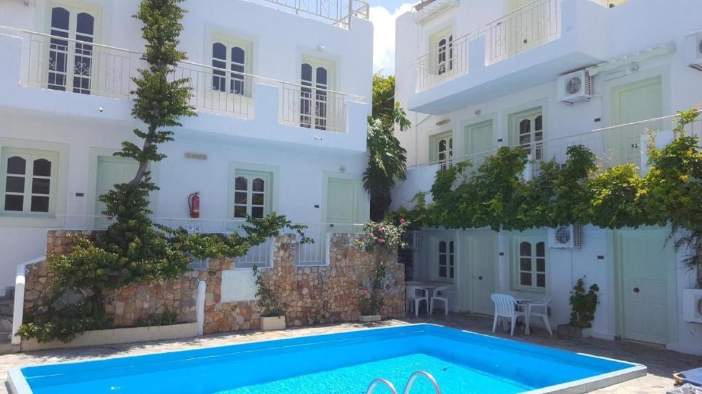 赫索尼索斯Optasia Apartments的一座别墅,在一座建筑前设有一个游泳池