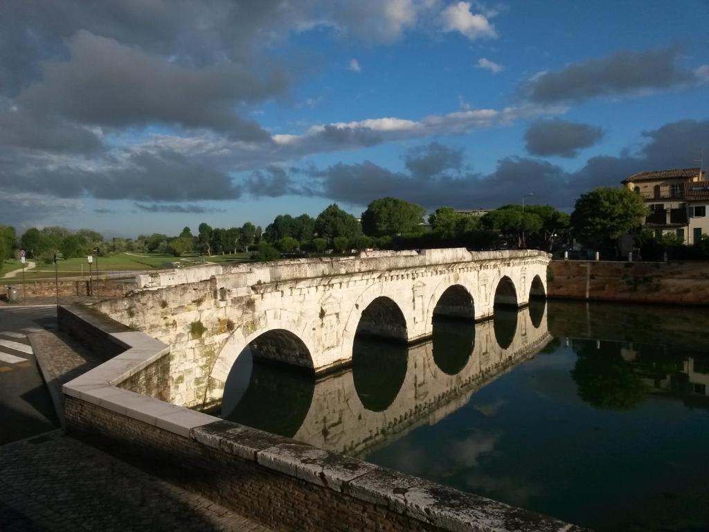 里米尼Al Ponte di Tiberio的水体上的石桥