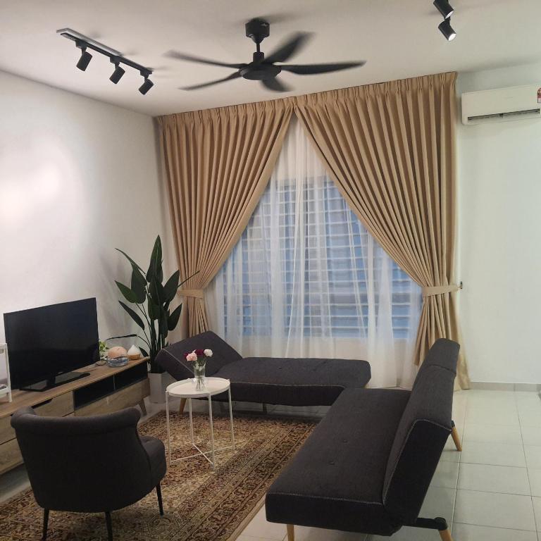 Bandar Puncak AlamD Laman Haris Homestay的带沙发和吊扇的客厅
