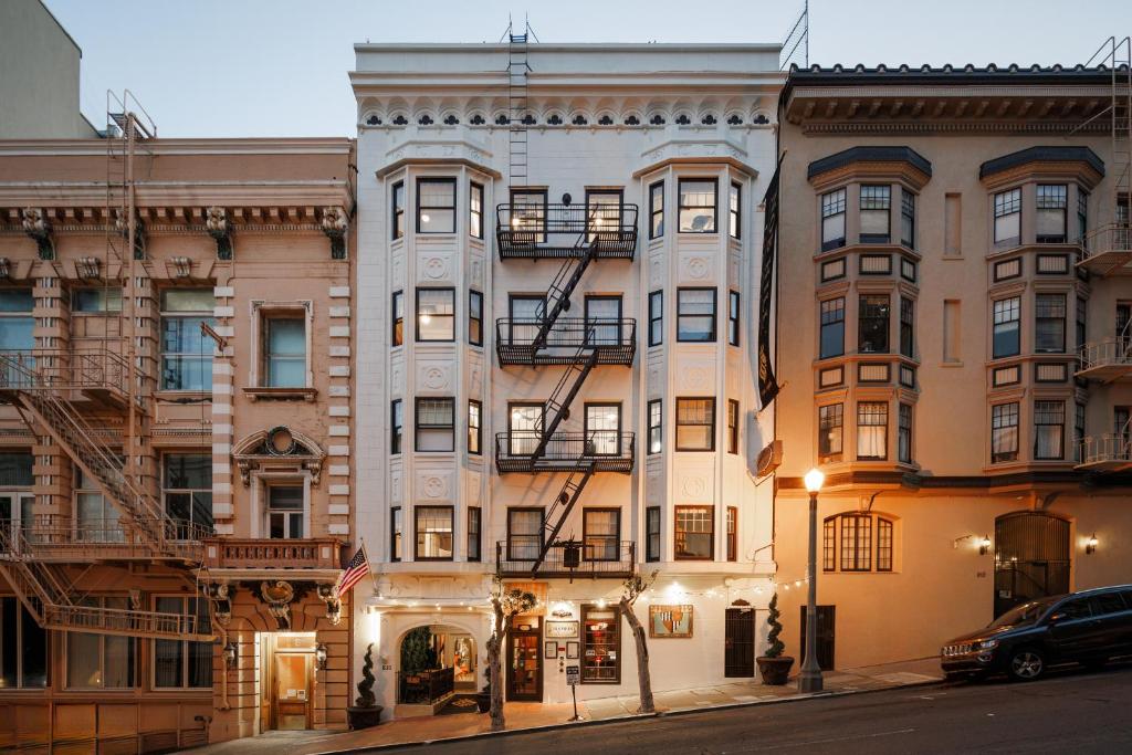 旧金山诺布山酒店的城市街道上的公寓大楼