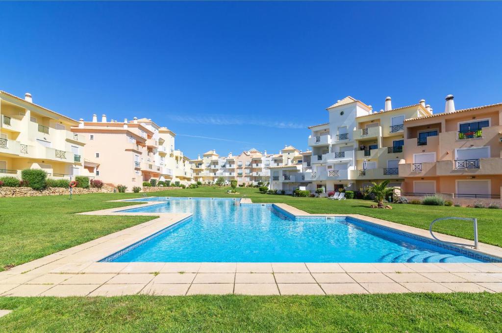 阿尔布费拉Santa Eulalia Beach Apartment的部分公寓大楼前的游泳池