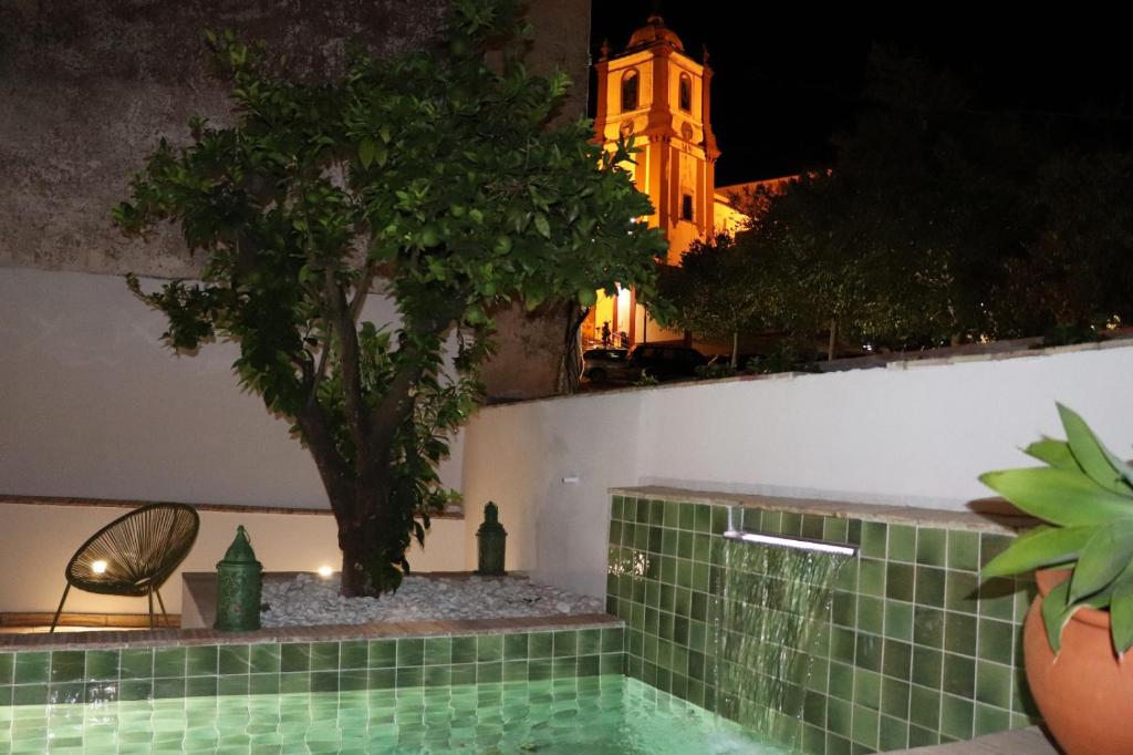 西尔韦斯Casa da Sé的一间晚上有树和建筑的浴室