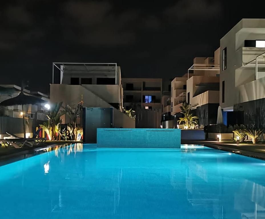 弗拉门卡海滩Turquesa Del Mar - Max Beach Golf - Ground Floor Apartment的夜间大型蓝色游泳池