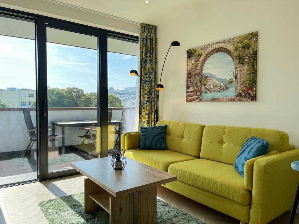科希策Luxury City Retreat with Terrace的客厅配有黄色的沙发和桌子