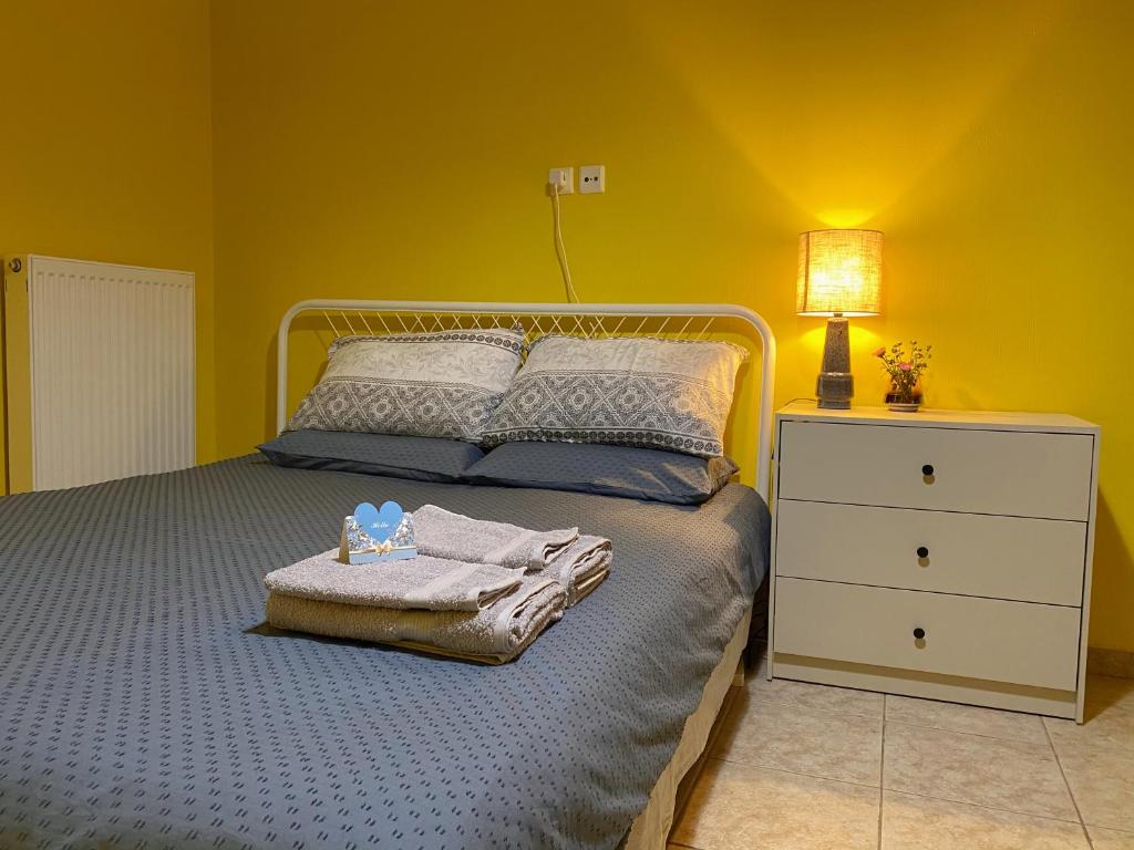 雅典nicole's home的一间卧室配有带灯具和梳妆台的床
