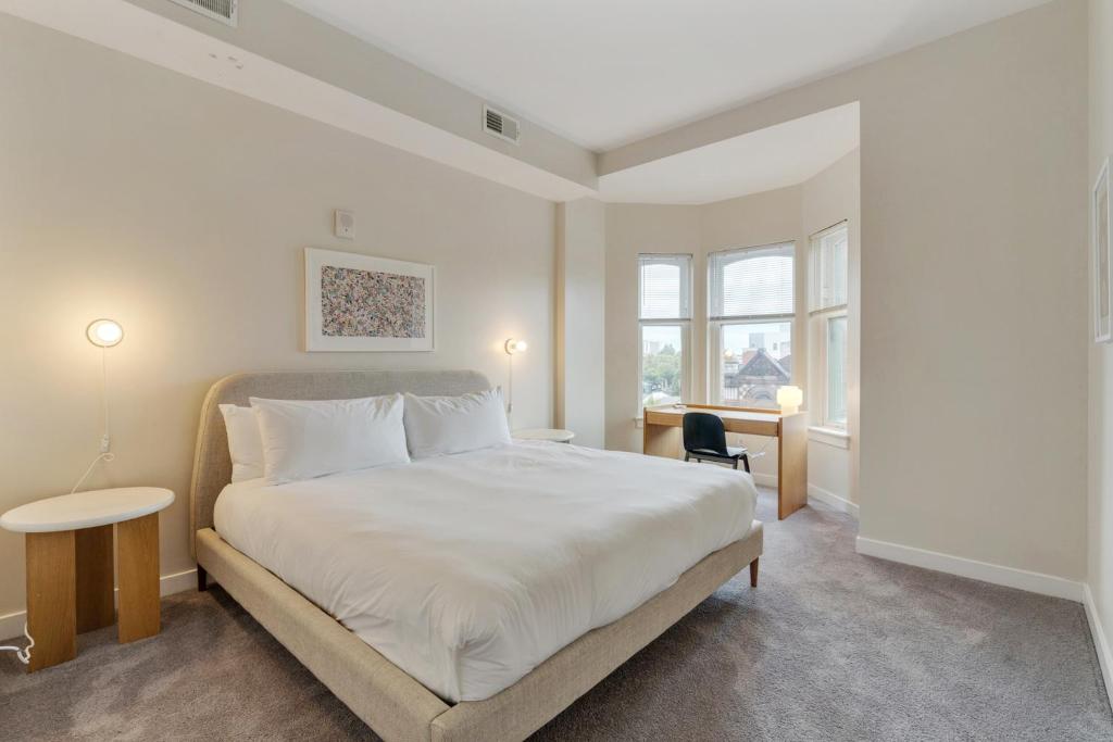 费城Mint House at The Divine Lorraine Hotel - Philadelphia的卧室设有白色大床和窗户。