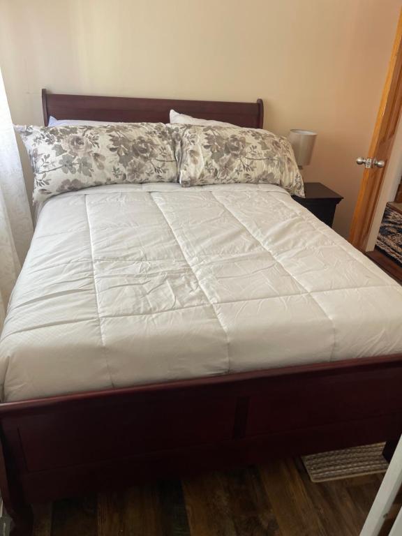 LaureltonHome away from home的卧室内的一张带白色棉被的床