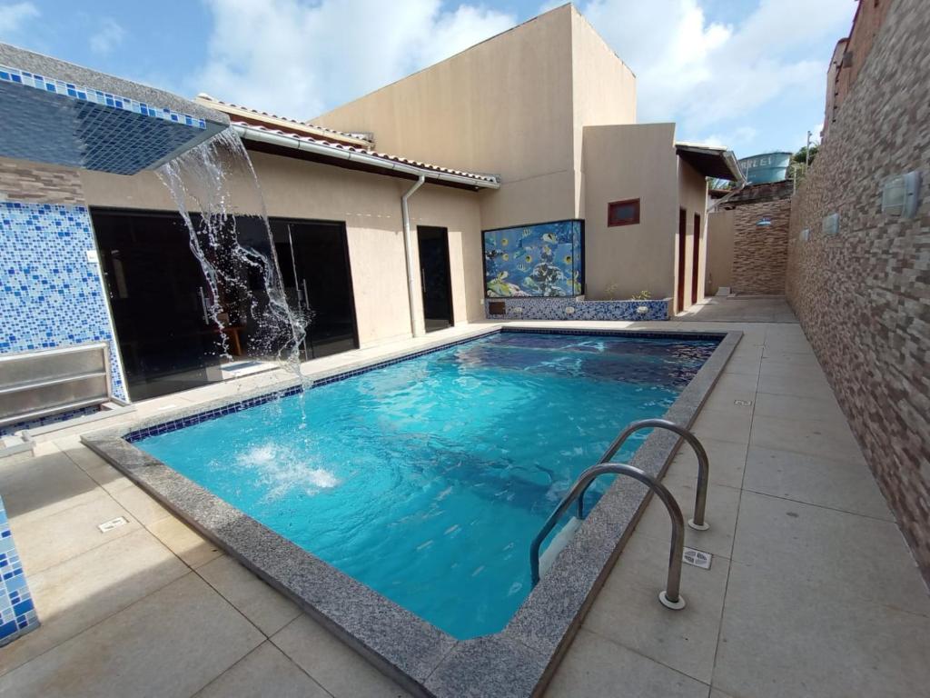 马拉戈日Casa MARAGOGI com PISCINA e área GOURMET COMPLETA的一座带喷泉的游泳池