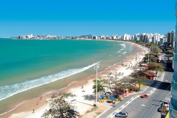 瓜拉派瑞Na frente da Praia do Morro, com Wi-Fi, elevador e TV smart的享有海滩和大海的景色