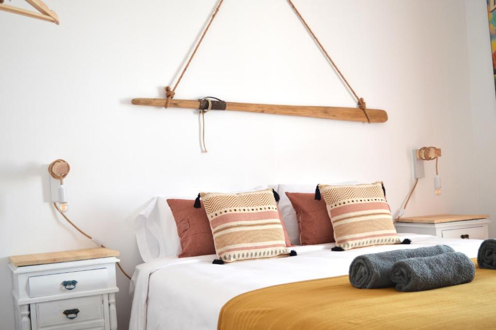 萨格里什Mola-Mola Sagres的一间卧室配有一张带两个枕头的床