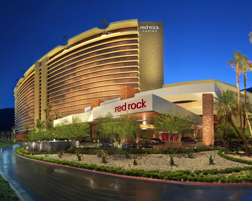 拉斯维加斯Red Rock Casino Resort & Spa的前面有红岩标志的建筑