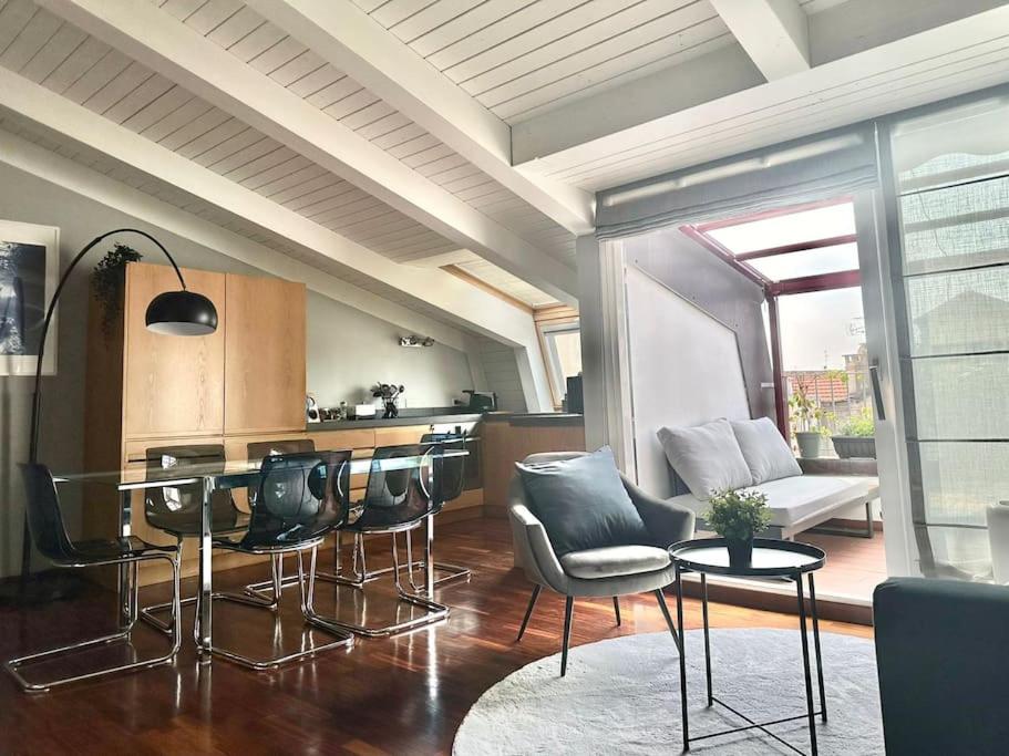 米兰Double Luxury Exclusive Suite-Duomo in 12 Minutes的厨房以及带桌椅的起居室。