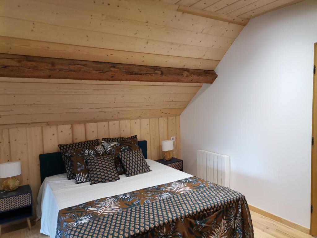 内农河畔罗什福尔L'Alcôve des Falaises的一间卧室设有一张木天花板床。
