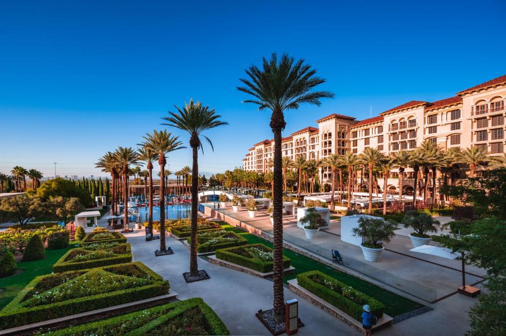 拉斯维加斯Green Valley Ranch Resort Spa Casino的享有棕榈树公园和建筑的景色