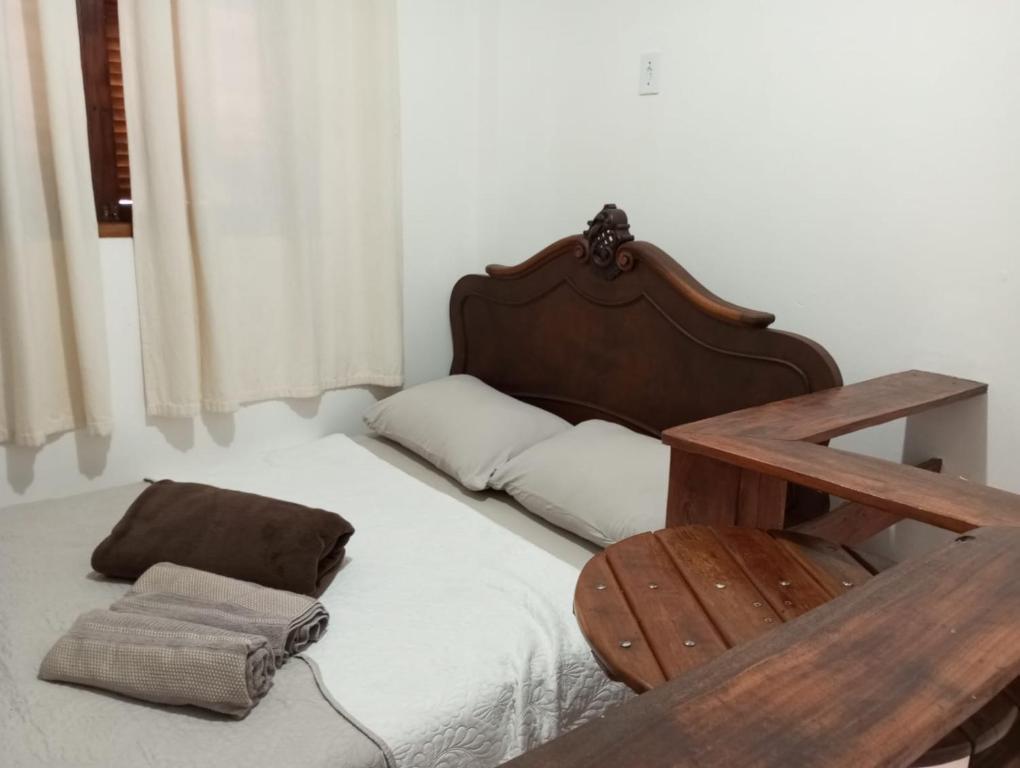 圣若昂-达巴拉Mini Casa Furnas - Capitólio MG的一间卧室配有一张带木制床头板的床