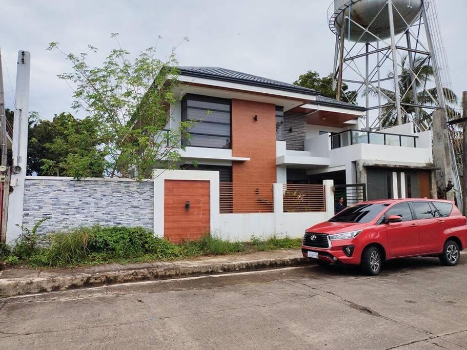 巴科洛德Home in Bacolod的停在房子前面的红色汽车