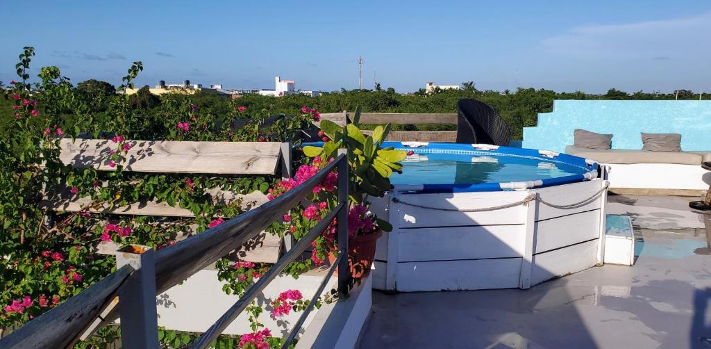 蓬塔卡纳Dominican Dream Apartments的鲜花阳台的热水浴池