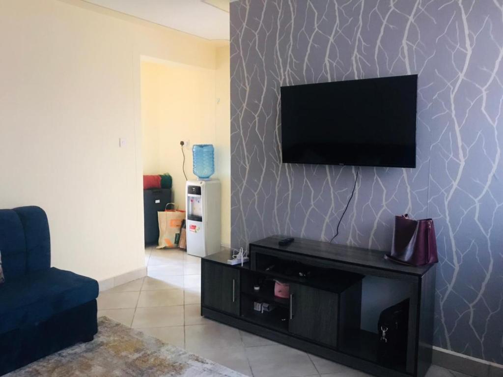 内罗毕Citux Homes的客厅设有壁挂式平面电视。