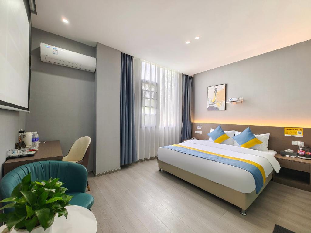 简阳贤丰精品酒店(天府国际机场店）的配有一张床和一把椅子的酒店客房