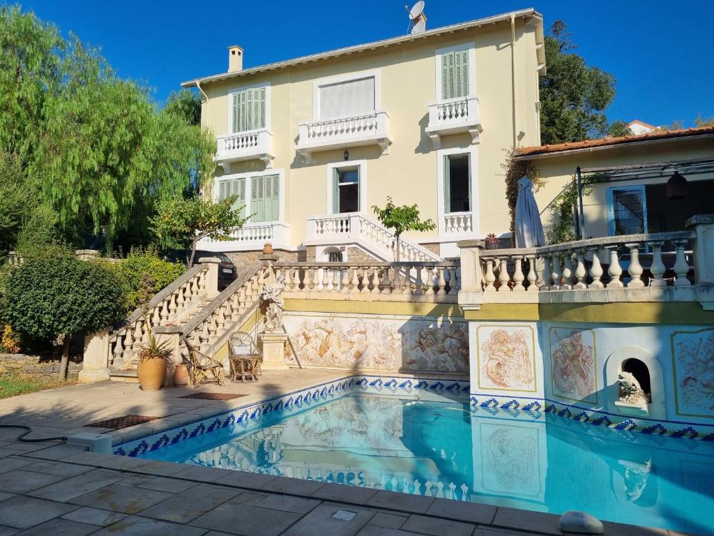耶尔Villa Marguerite的别墅前设有游泳池