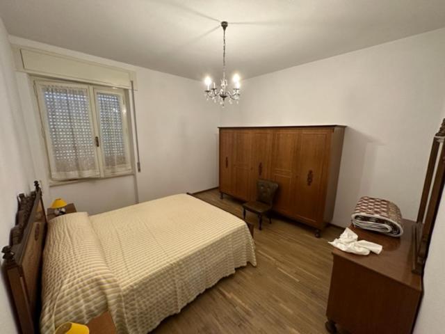 蓬泰圣乔瓦尼APPARTAMENTO GYNKgO的一间卧室配有一张床、梳妆台和书桌