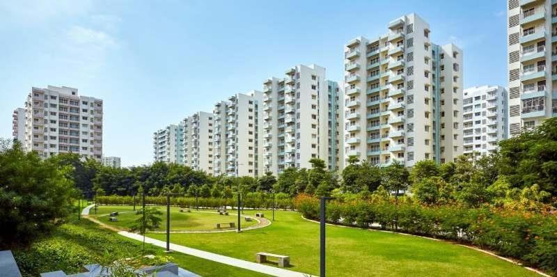 孟买1BR Apartment Parel的一座公园,有高高的公寓楼,位于后面