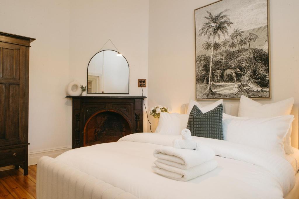 本迪戈Luxurious terrace home in heart of town的卧室配有白色床和毛巾