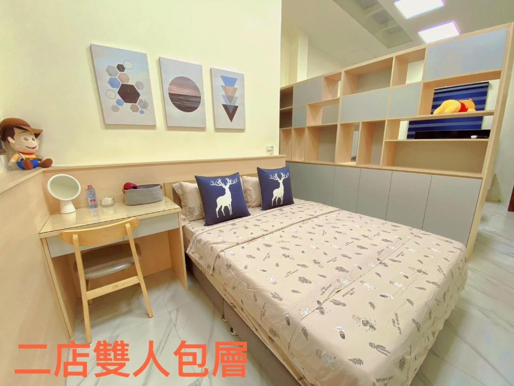 台南Unique Homestay的一间小卧室,配有一张床和一张书桌